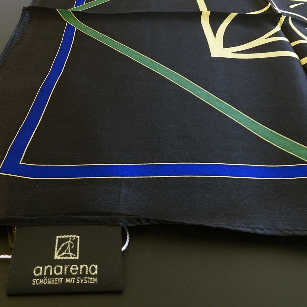 Šátek z tkaného hedvábí s vyšívaným štítkem Anarena a individuálním jménem