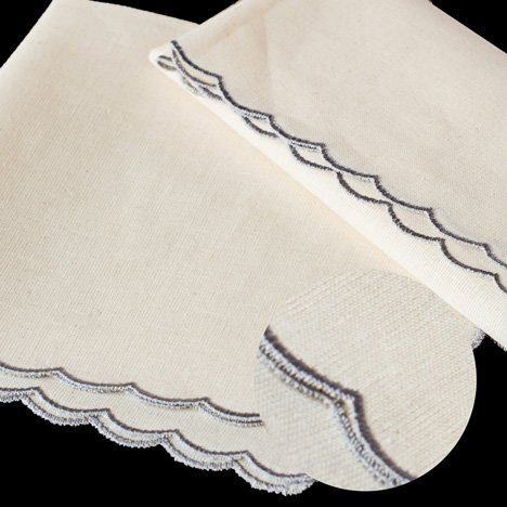 Pañuelo de seda con dobladillo decorativo