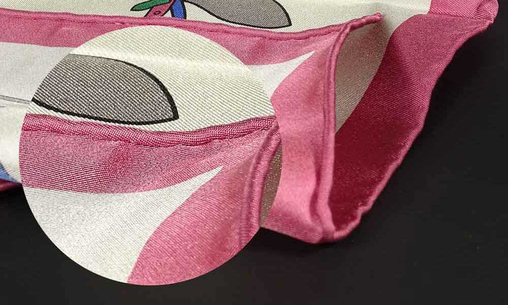 Silketørklæde med håndrullet kant