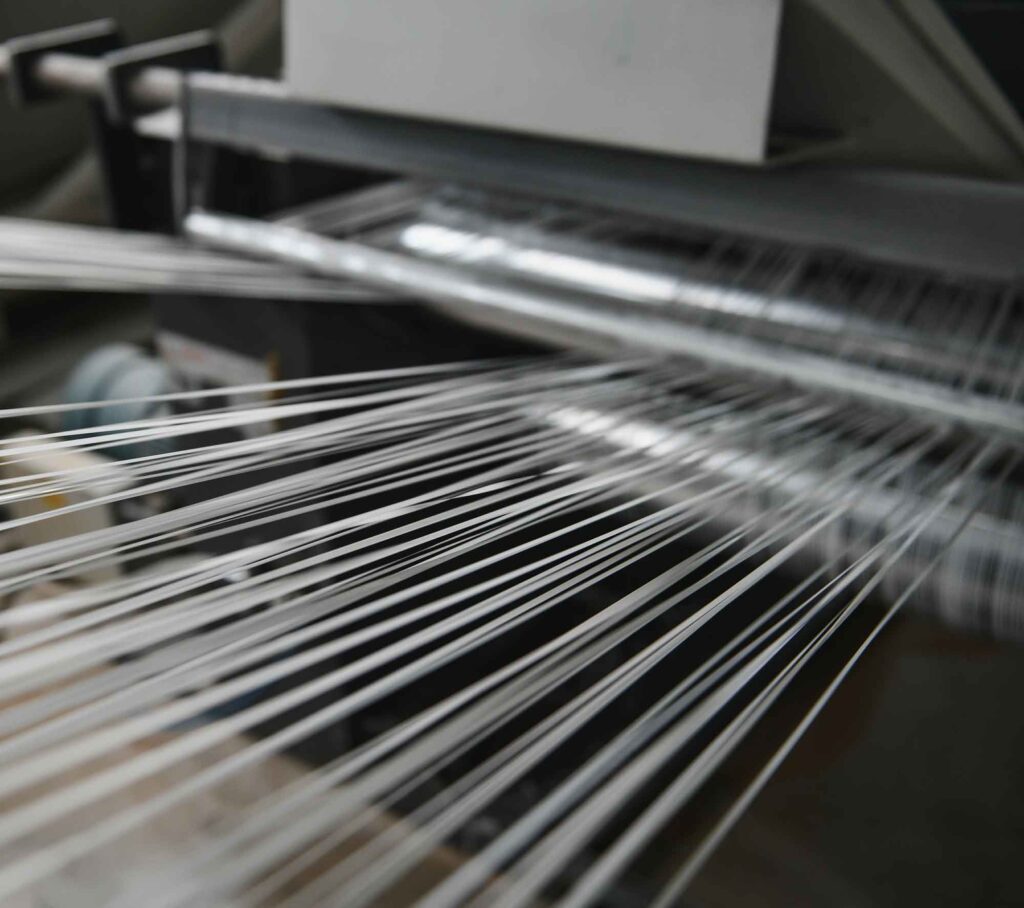 工場でマイクロファイバー糸を使用したパーソナライズされたスカーフの織り機